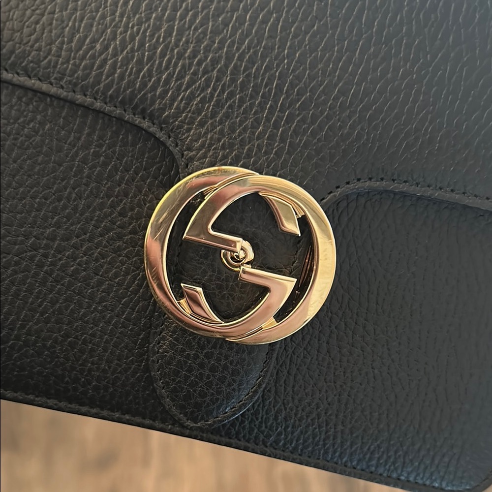 Gucci Black Crossbody Bag with Chain Strap and Iconic Logo - Picture 3 of 12